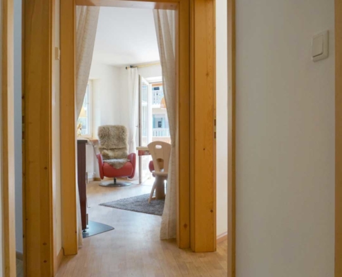 Der Eichenboden erstreckt sich über die gesamte Wohnung bis auf das Badezimmer.